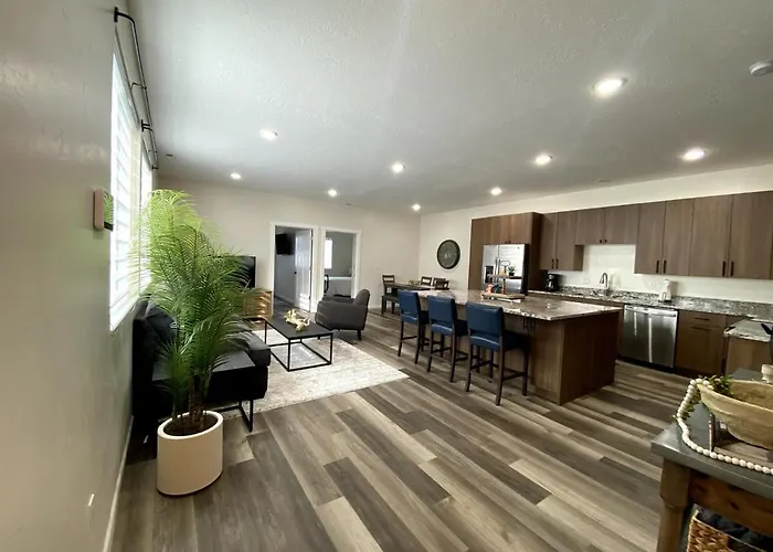 Newly Built 3 Bed 2 Bath House Apartment *