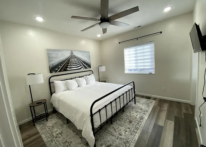 Newly Built 3 Bed 2 Bath House Apartment *